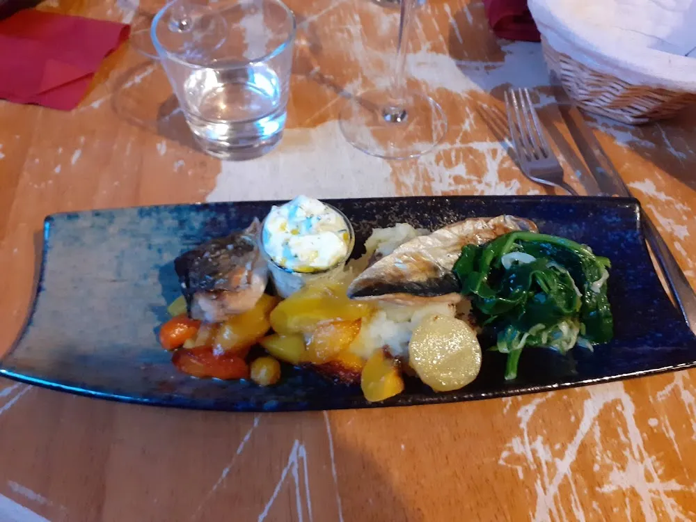 Maquereaux Grillés Écrasées de Pommes de Terre Et Ses Petits Légumes